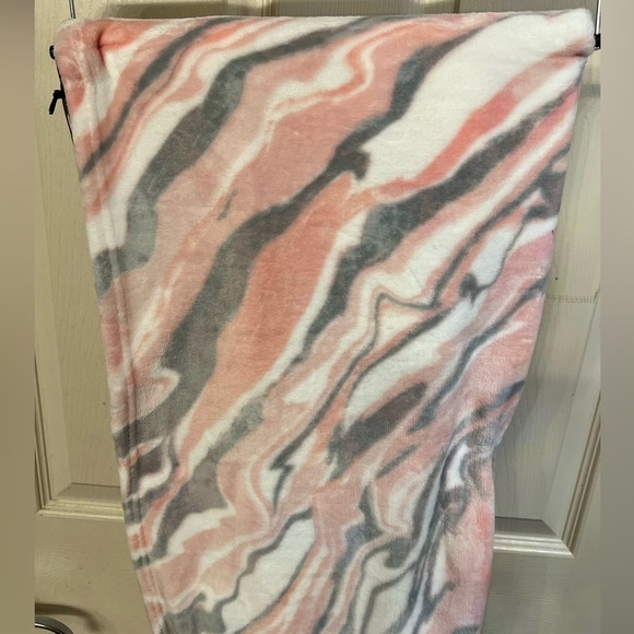 🩷🩷NWT-BETSEY JOHNSON SUPER SOFT ULTRA PLUSH THROW BLANKET🩷🩷 - Picture 5 of 8
